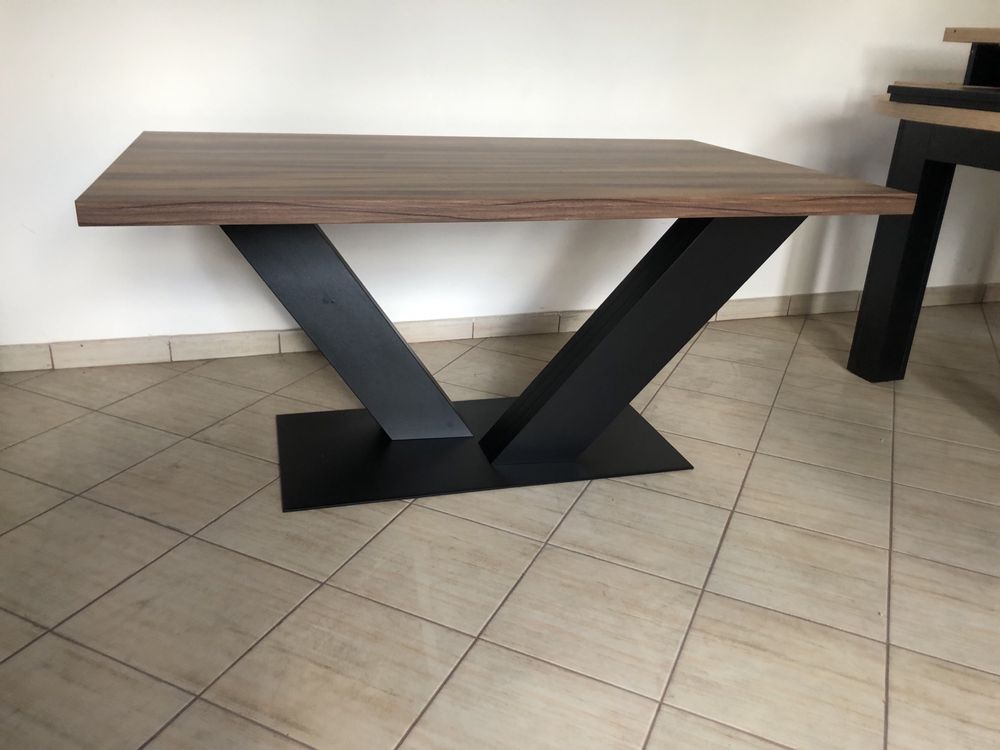 Stół V , cienka metalowa podstawa , solidne nogi kazdy kolor i wymiar