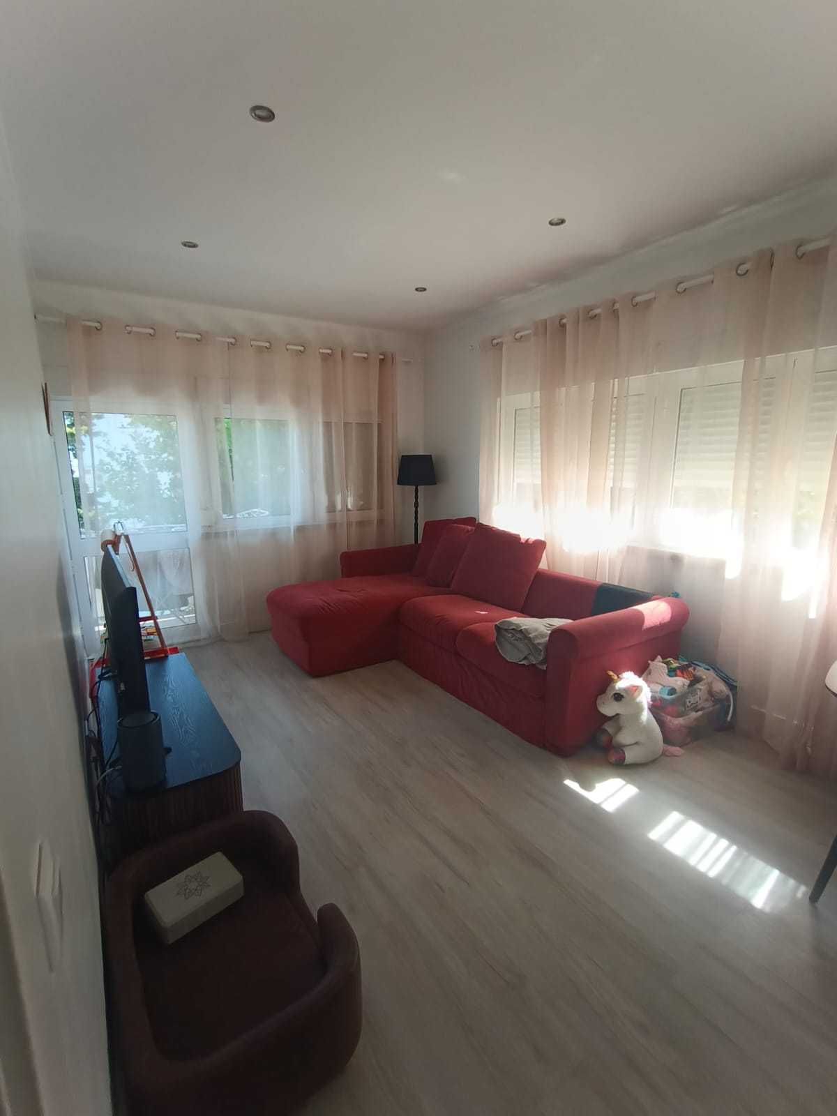 T3 Mobilado e Equipado com Terraço em Almada – 1.500 €/mês