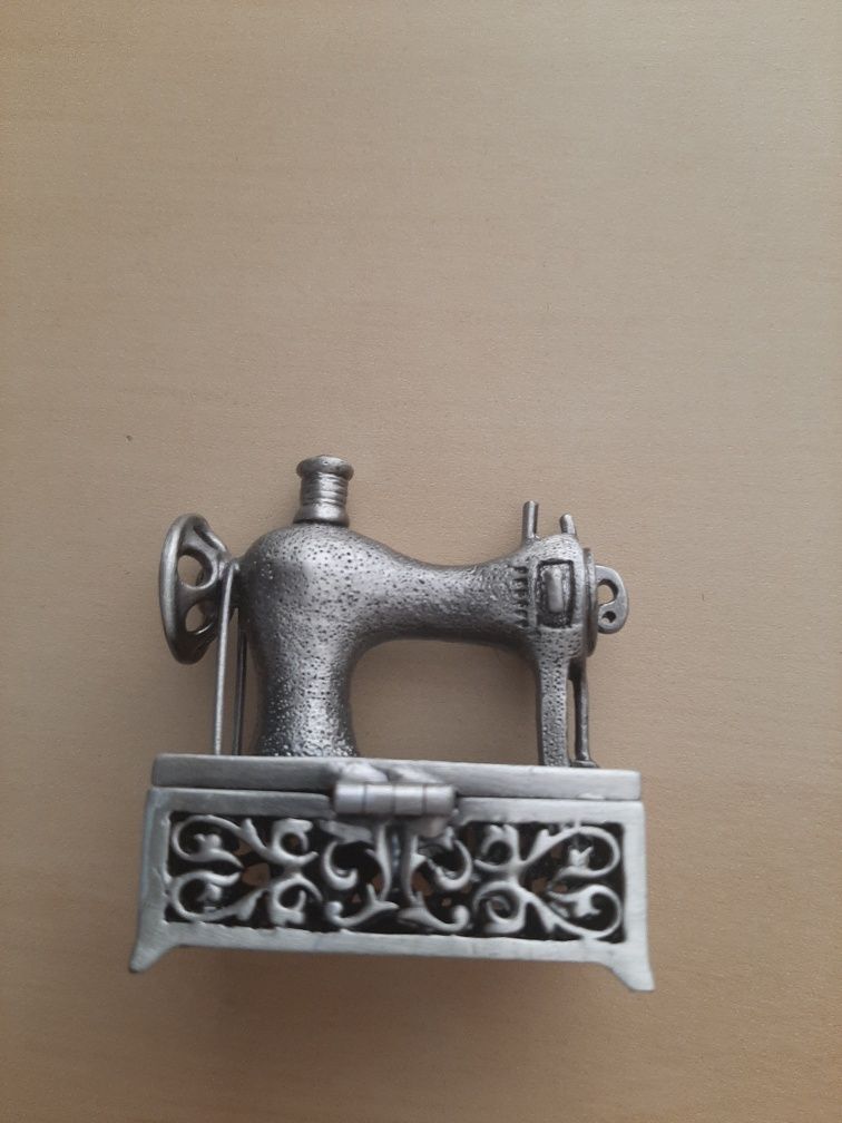 Máquina de costura miniatura em estanho feita à mão.