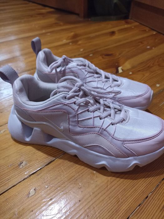 Кросівки жіночі .