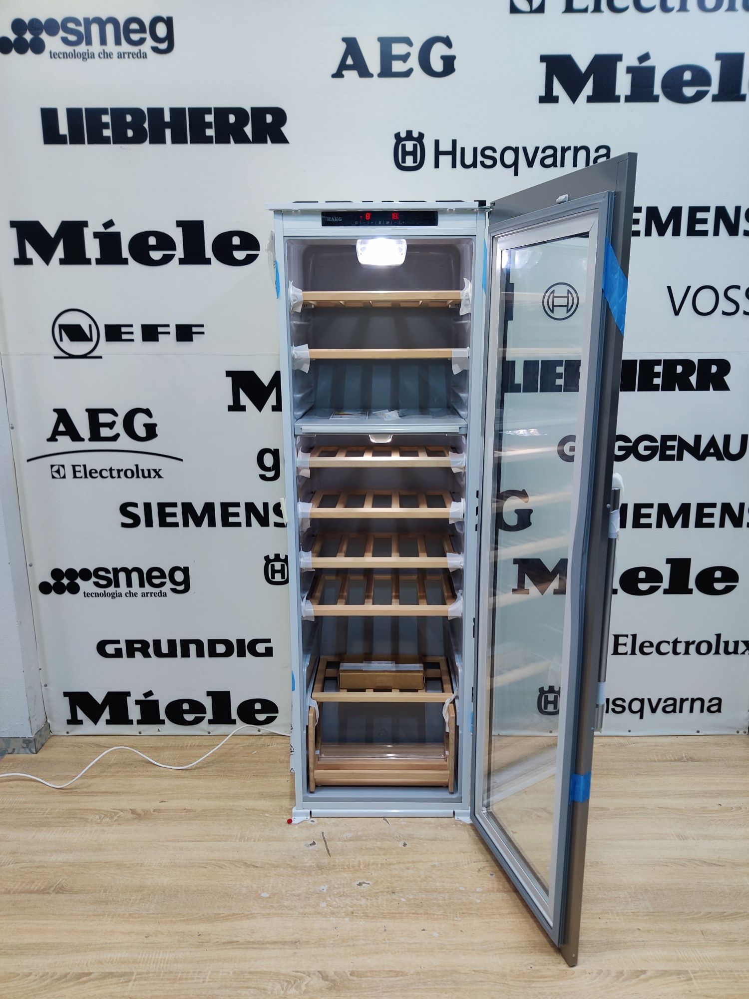 Шикарний вбудований шкаф для вина SMEG™. Фасад нерж+скло. Італія!