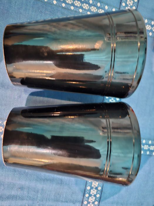 Czarne oslonki na storczyka