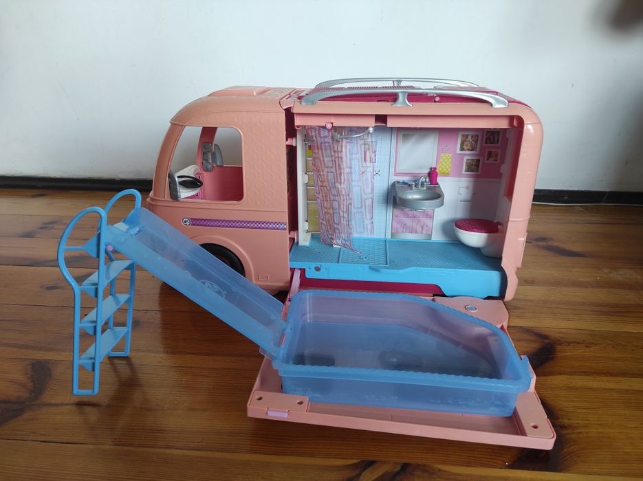 Kamper Barbie z basenem
