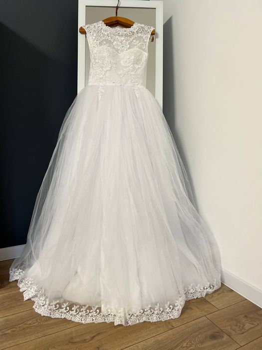 Весільна біла сукня