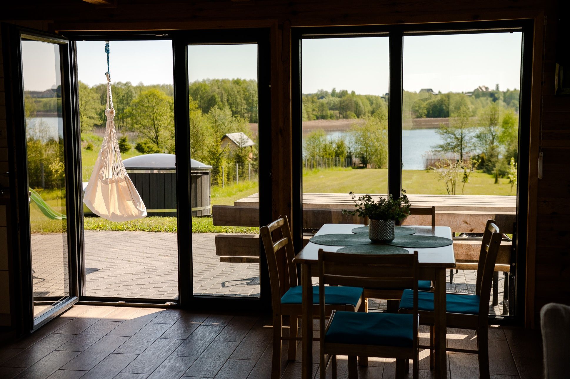 Domek nad jeziorem, bania VIP jacuzzi, prywatna plaża i pomost.