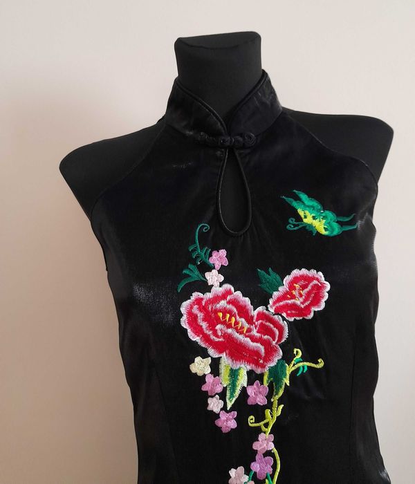 Sukienka w stylu azjatyckim haftowane kwiaty etui maxi długa XS/34