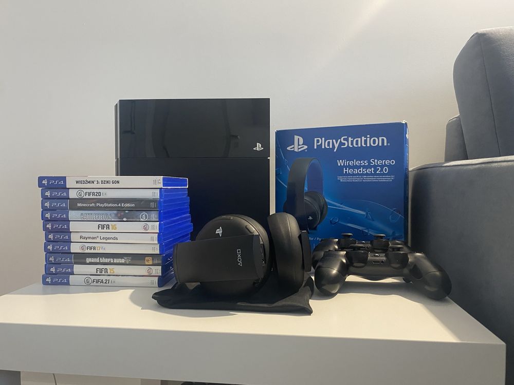 PlayStation 4 1TB, dwa pady, oryginalne słuchawki i pare gier