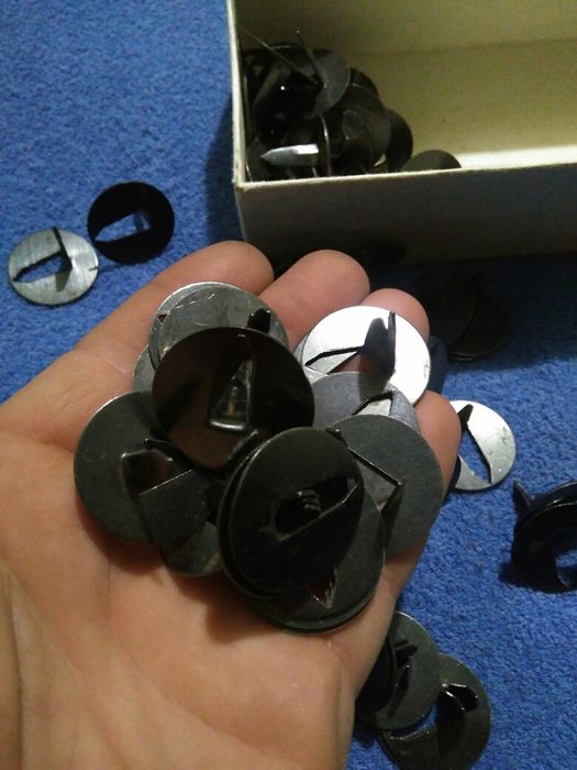 Кнопки металлические большие.