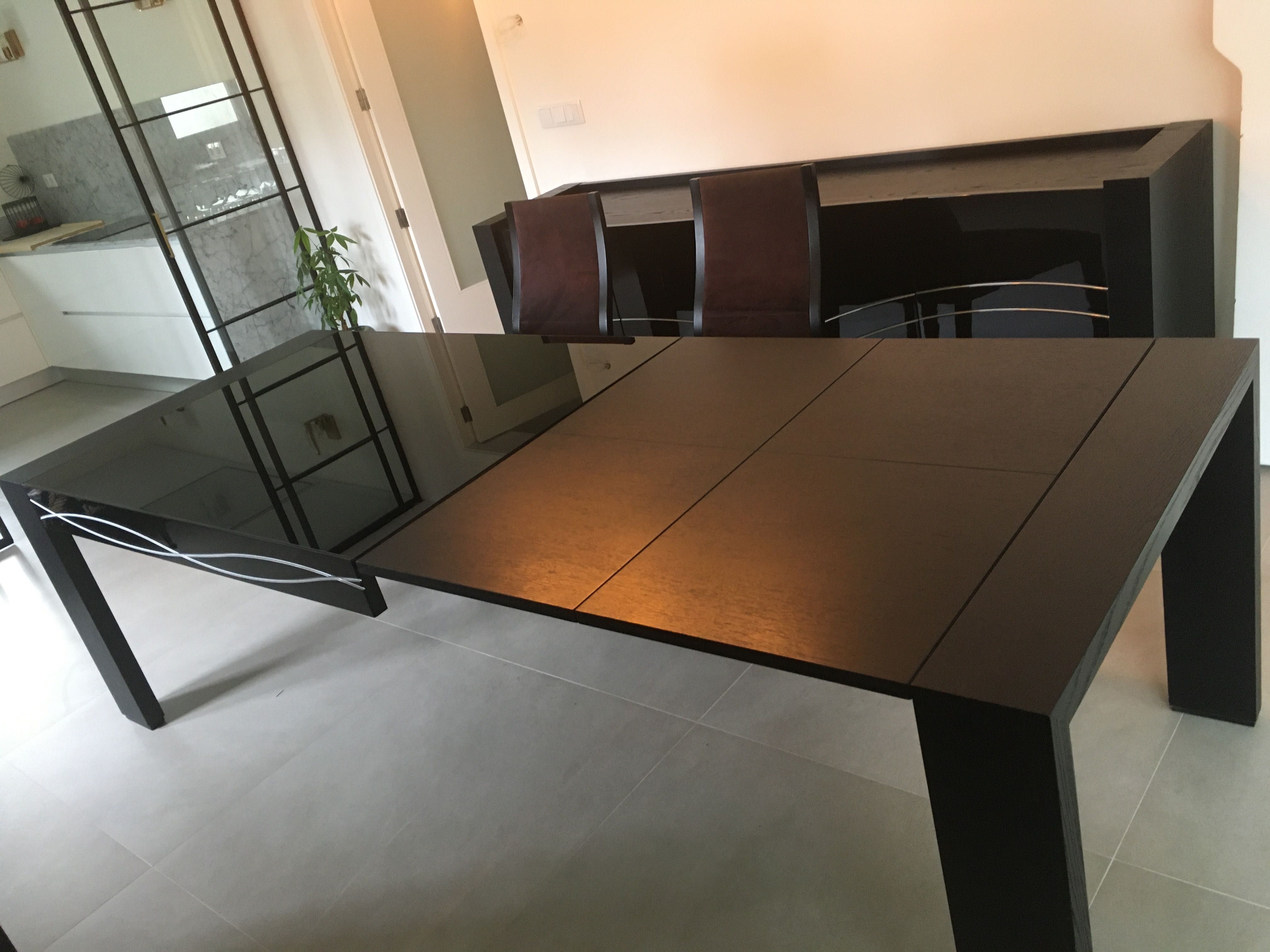 Mesa de jantar com cadeiras mais aparador