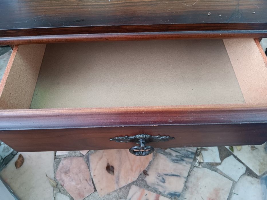 Mesa de cabeceira em madeira escura