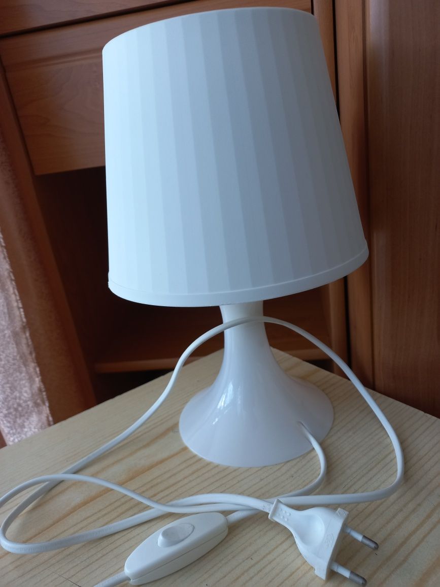 Biała lampka stojąca