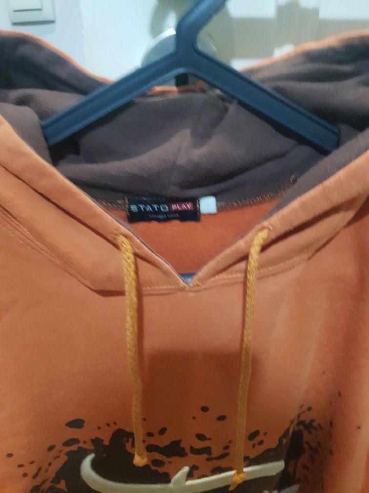 Sweat  verde . Outra laranja carapuço
