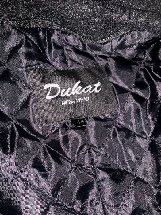 Чоловіче чорне пальто