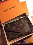 Brązowe, damskie etui na karty Louis Vuitton w stylu vintage