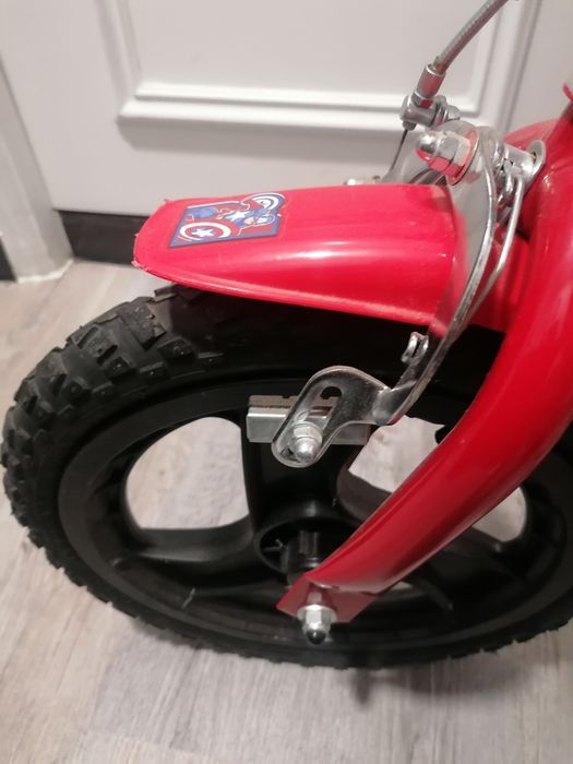 Bicicleta do Capitão América com rodas de apoio - como nova!