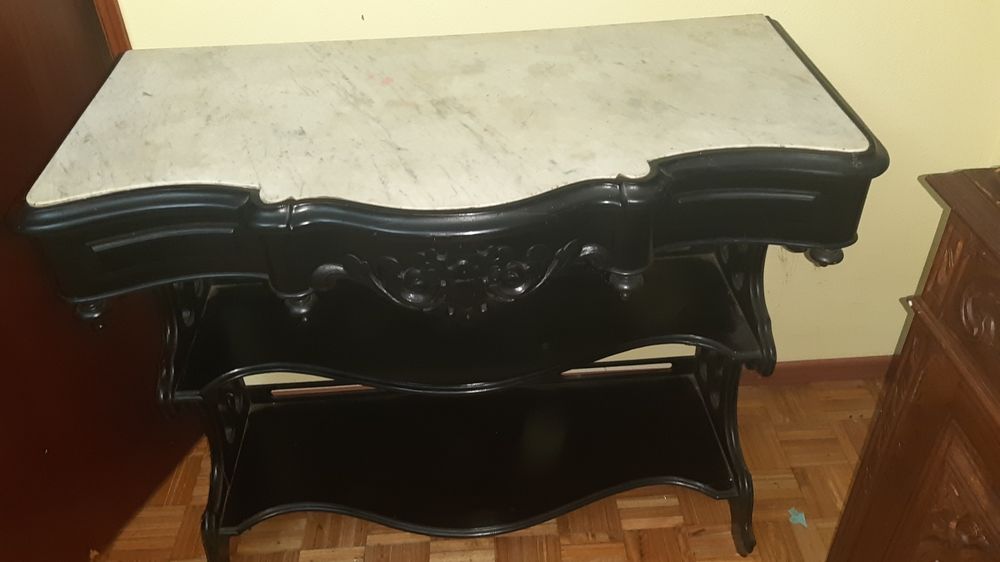 Credencia com tampo em mármore