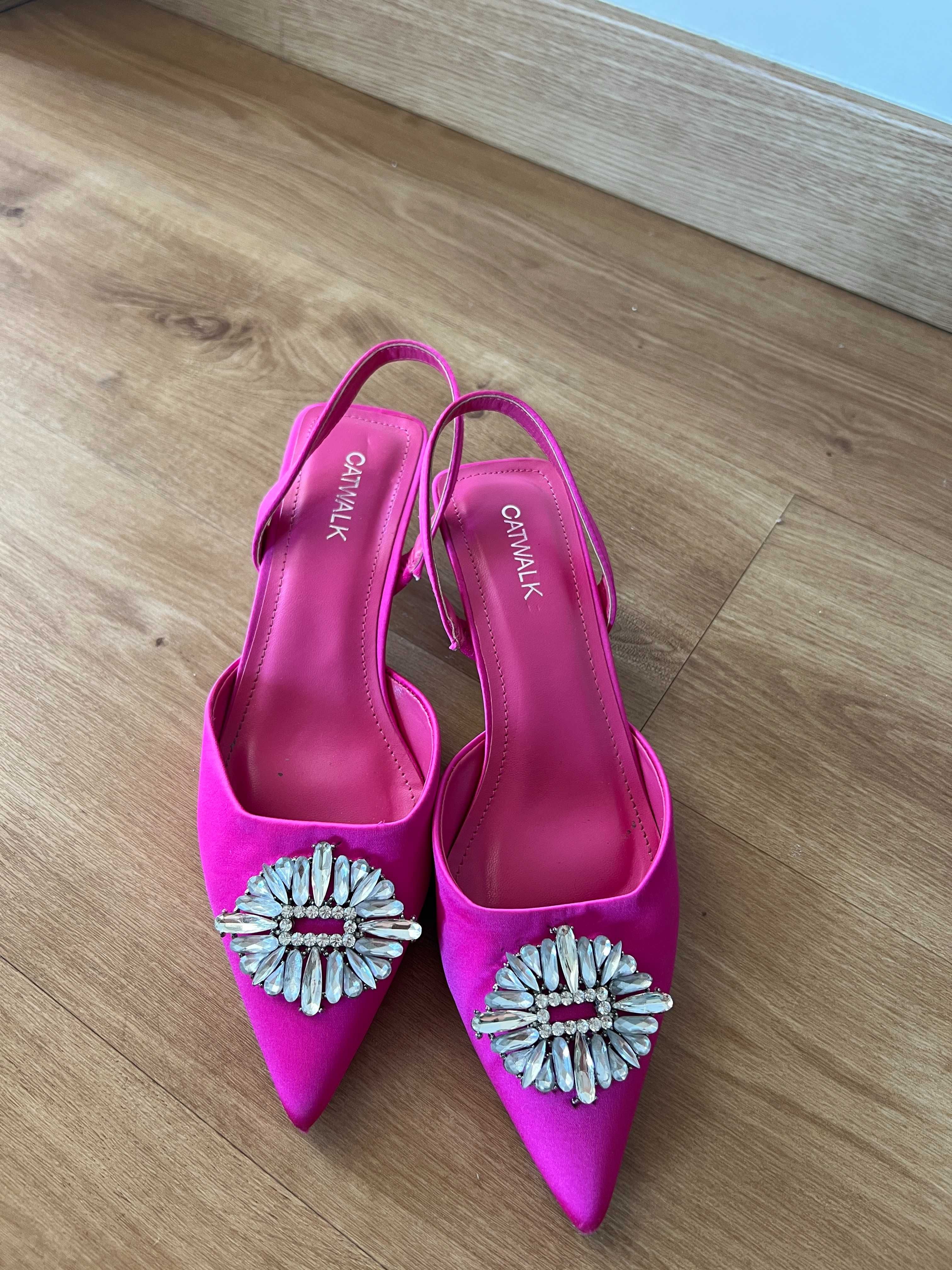 Sapatos de Cetim Catwalk com Fivela de Cristais – Tamanho 39