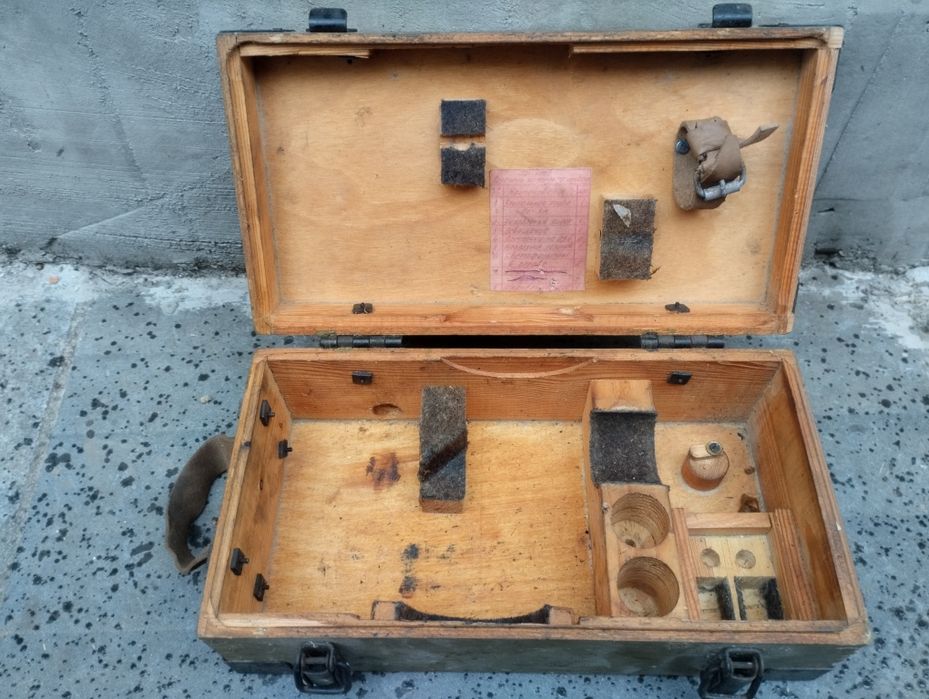 Ящик , футляр під буссоль, коліматор, панораму герца.