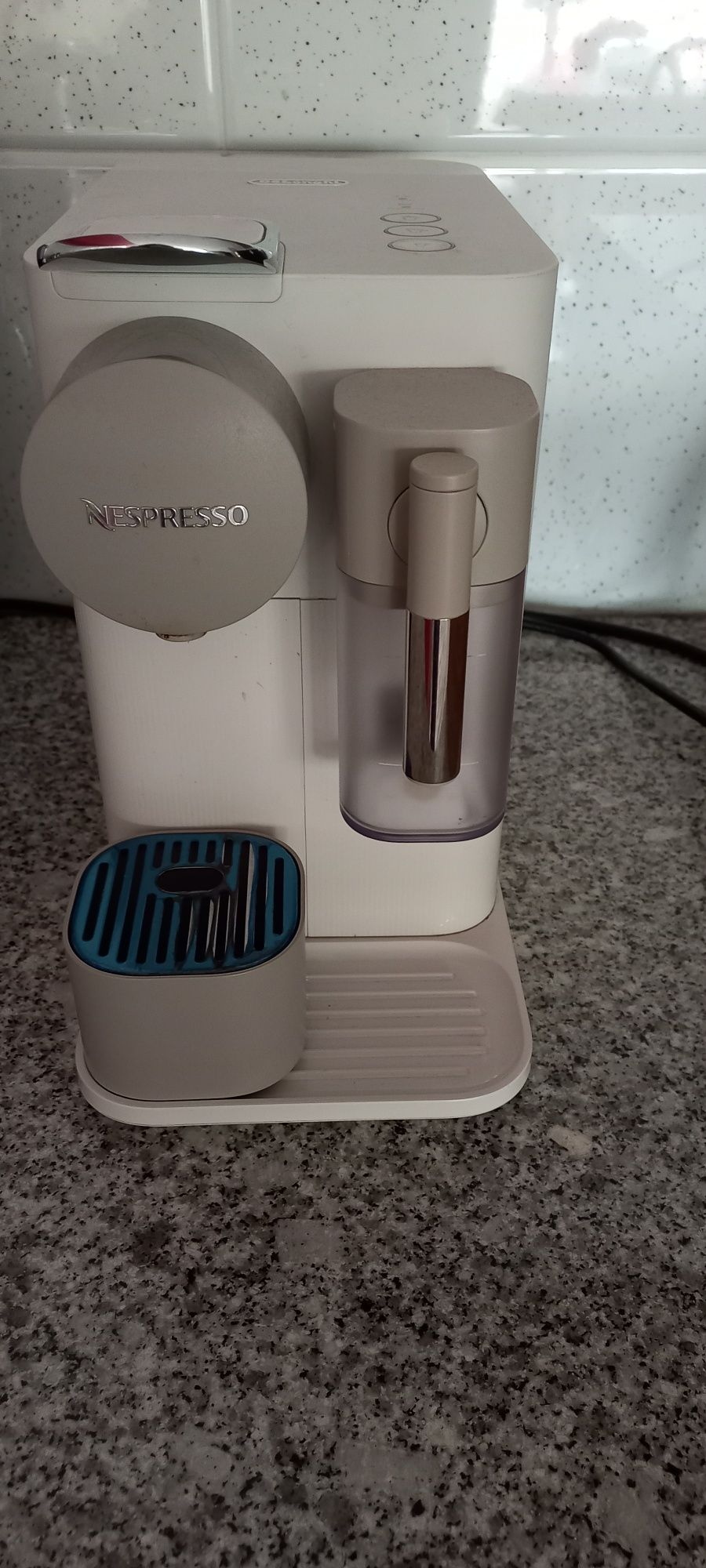 Máquina de café e cappuccino Nespresso Lattissima One