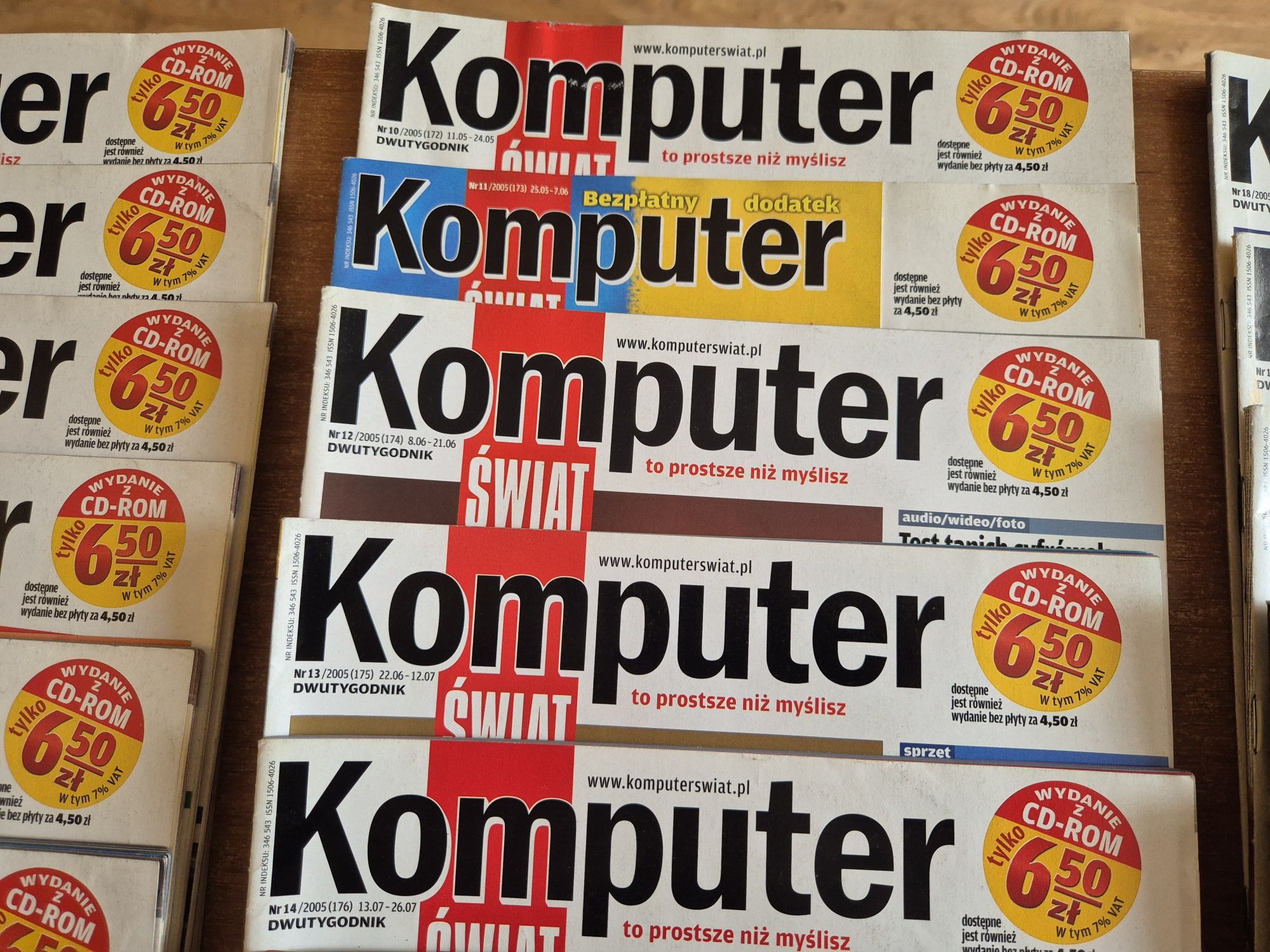 Komputer Świat 25 numerów rocznik 2005 plus 18 CD