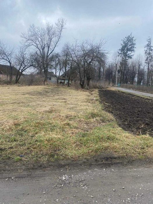 Продам земельну ділянку 10 сотих із старим цегляним будинок.