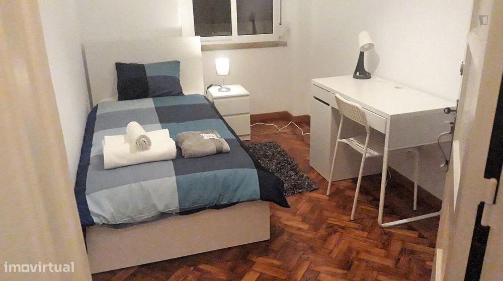 724637 - Quarto com cama de solteiro em...