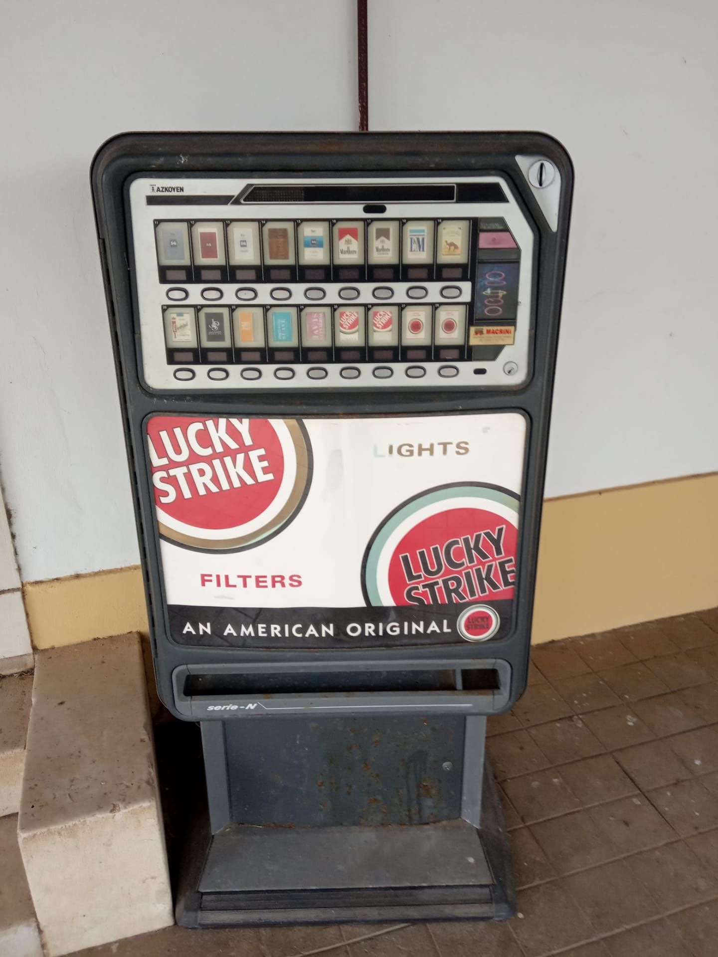 Máquina de venda de tabaco antiga