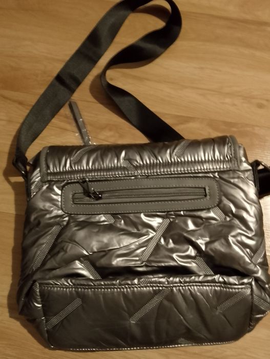 Nowa srebrna torebka listonoszka pikowana cross body