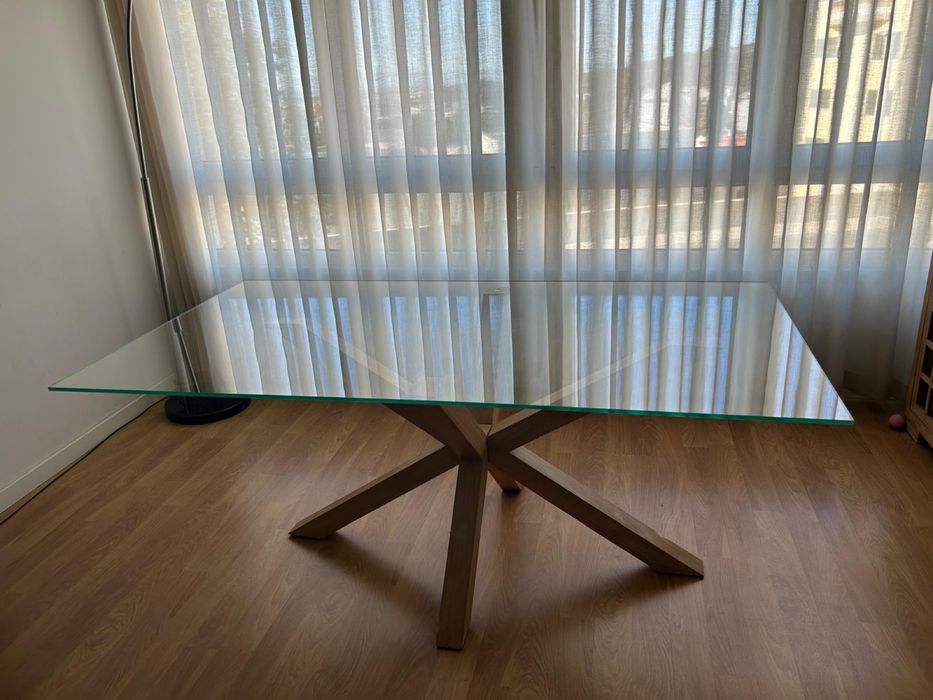 Mesa de jantar com tampo de vidro