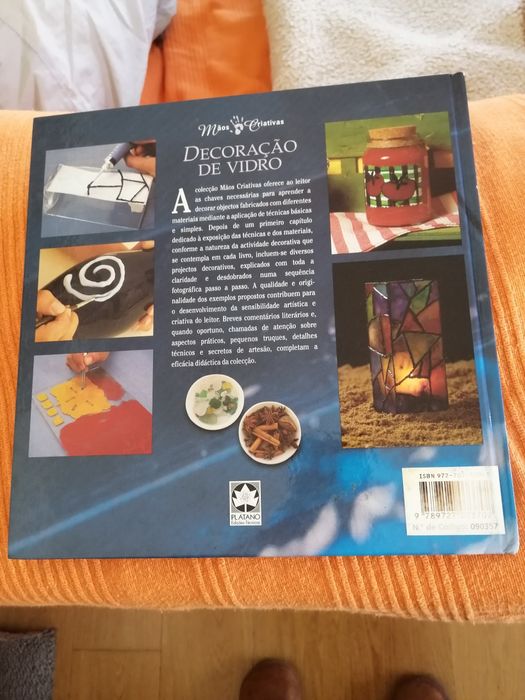 Livro de ensino sobre decoração em vidro
