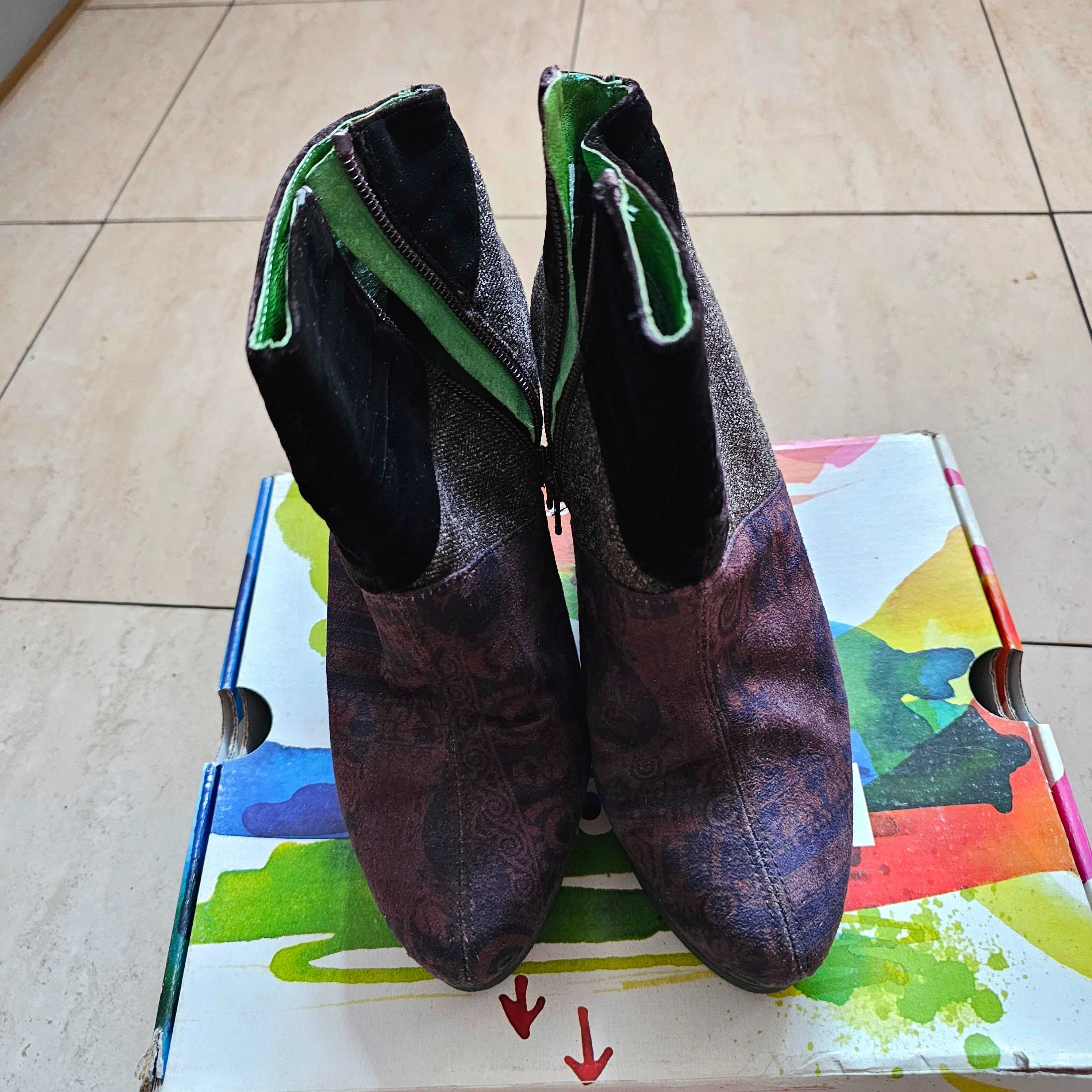 Botins da marca Desigual