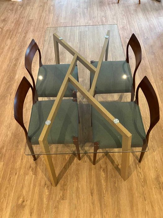 Mesa com tampo de Vidro contemporânea.