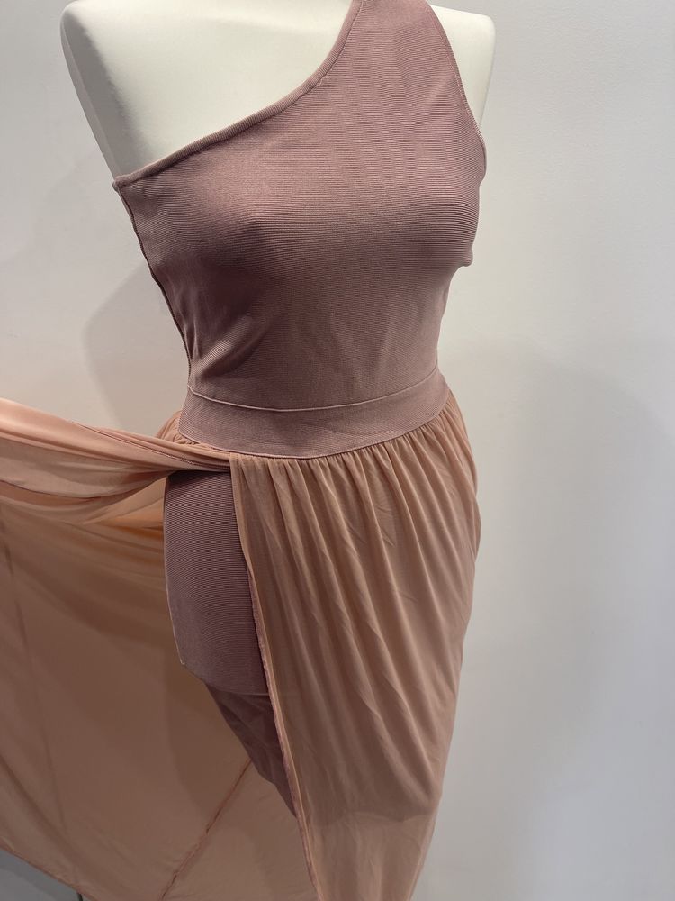 Różowa bandażowa sukienka ala Herve Leger