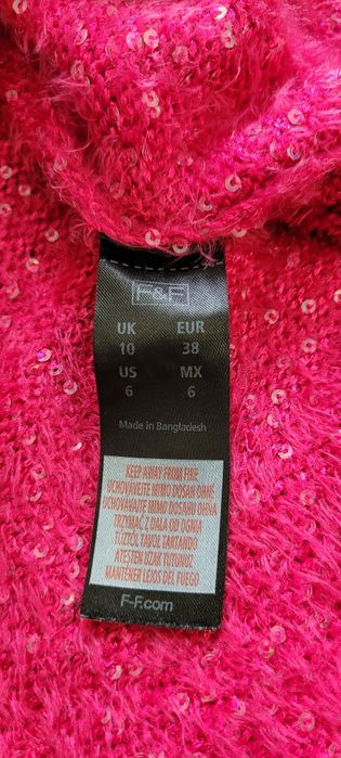 Sweter z cekinami.