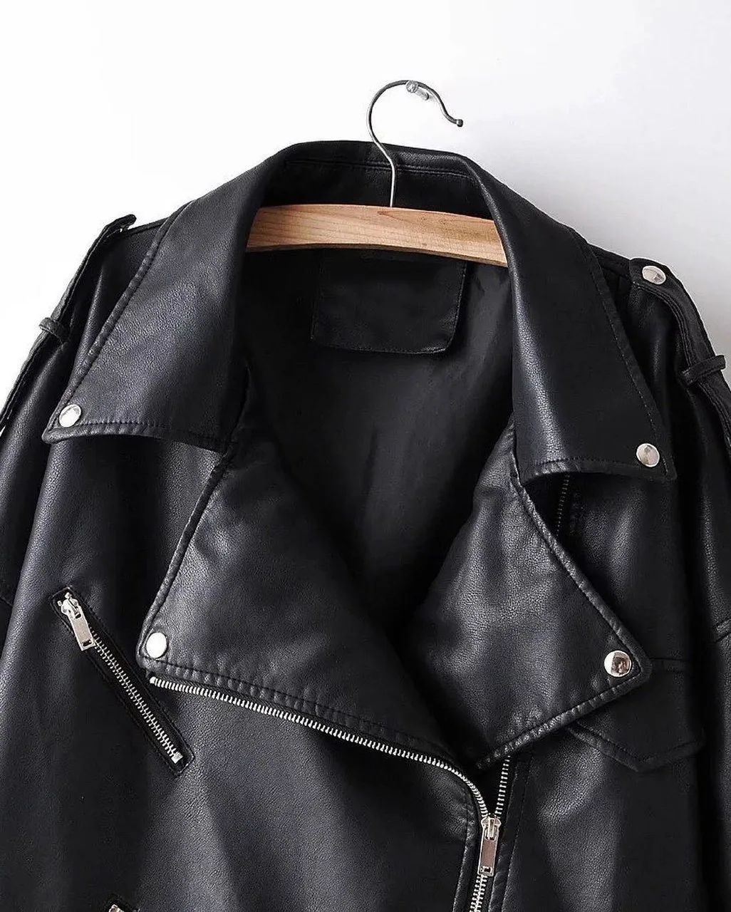 Женская черная куртка косуха в стиле оверсайз