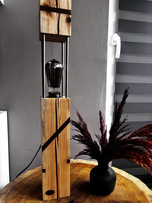 Lampa drewniana stojąca