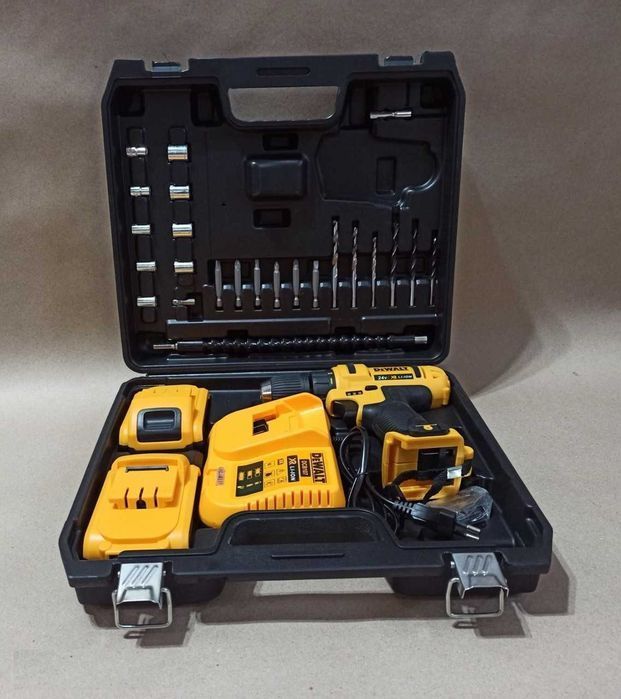 Дрель-шуруповерт на аккумуляторе DeWALT с набором инструментов в кейсе
