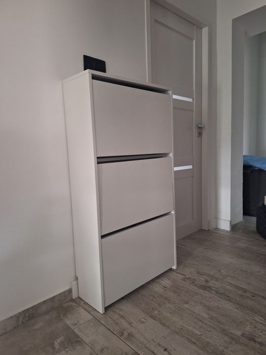 Szafka na buty z trzema szufladami