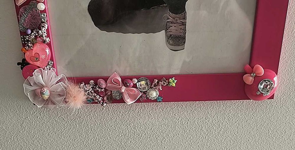 Moldura artesanal exclusiva e personalizada para quarto de menina.