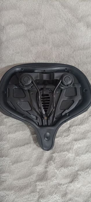 Szerokie siodełko rowerowe.