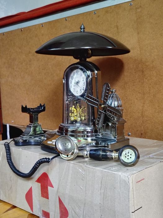 Продам ретро телефон з годинником та зі світильником.