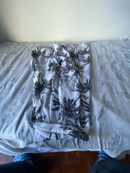 Camisa branca com estampado preto de palmeiras