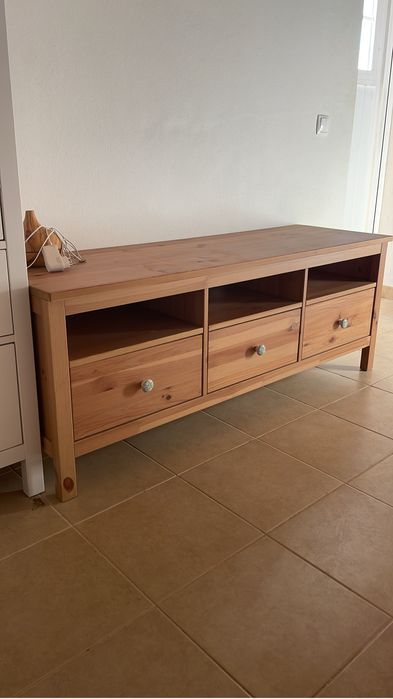Excelente móvel de tv em pinheiro maciço,