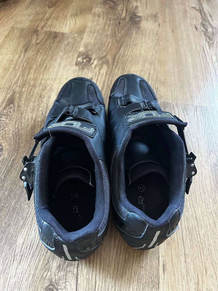 Czarne buty kolarskie