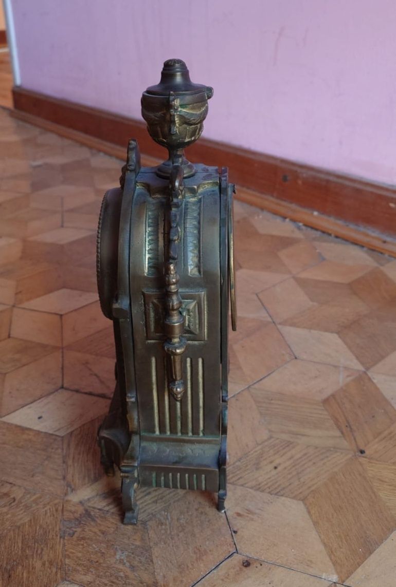 Stary mosiężny zegar