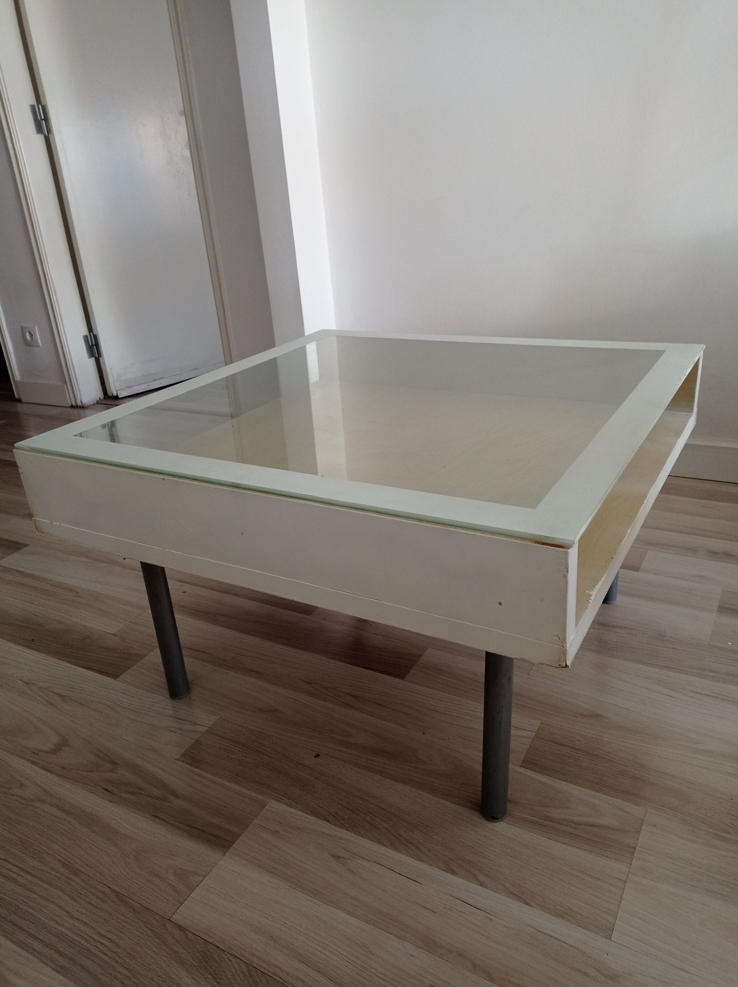 Mesa centro com tampo de vidro