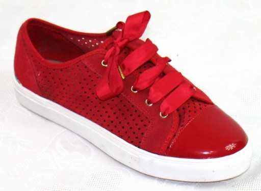 STRADIVARIUS Czerwone skórzane trampki z dziurkowaniem