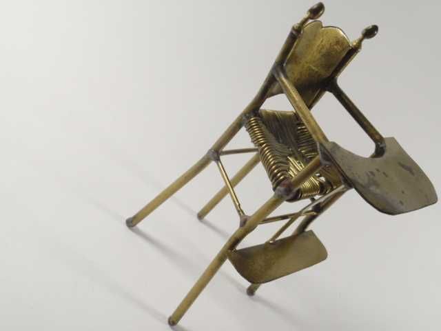 Dla lalek krzesełko.