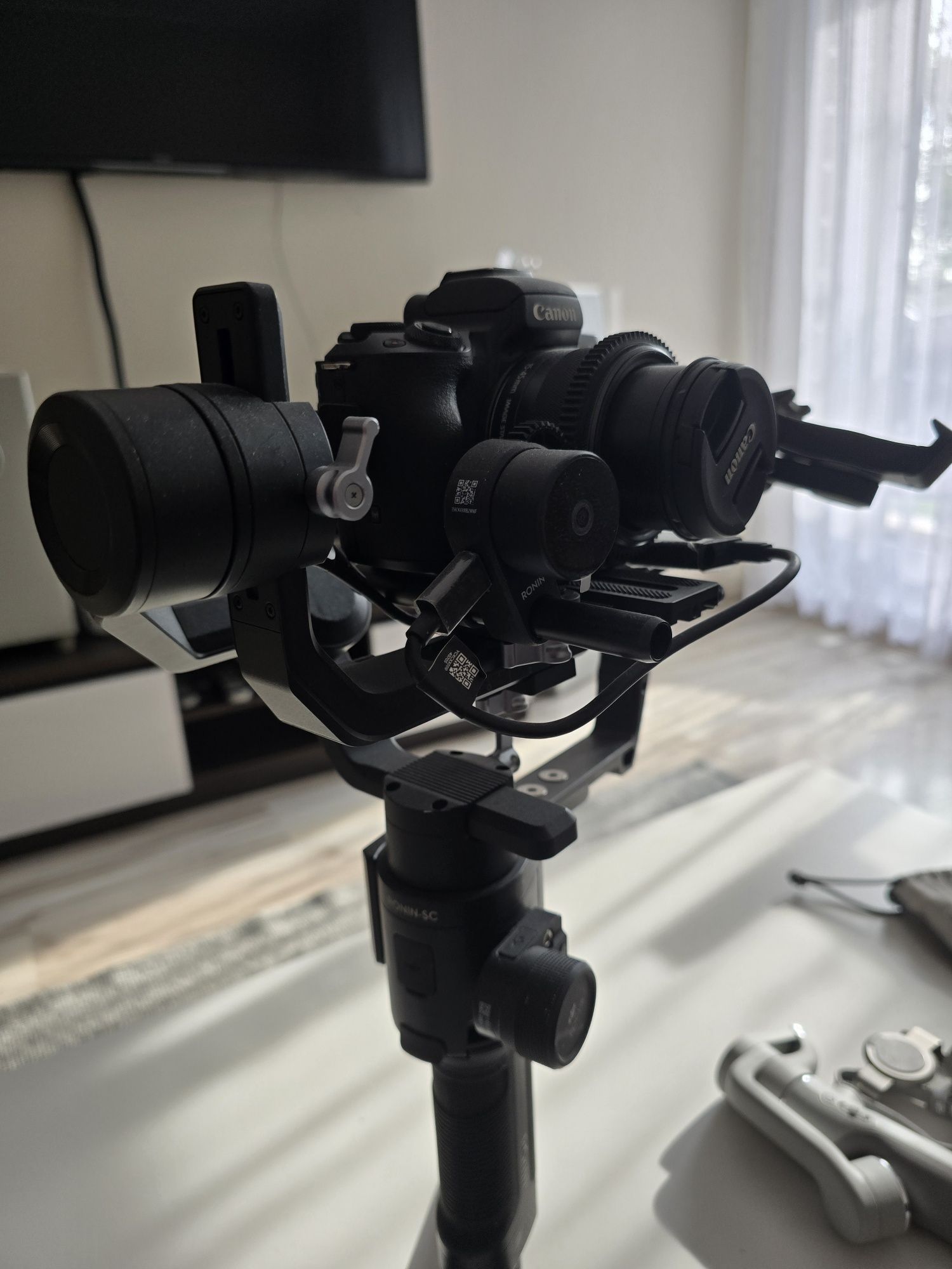 Stabilizator DJI Ronin-SC z aparatem Cannon EOS M50