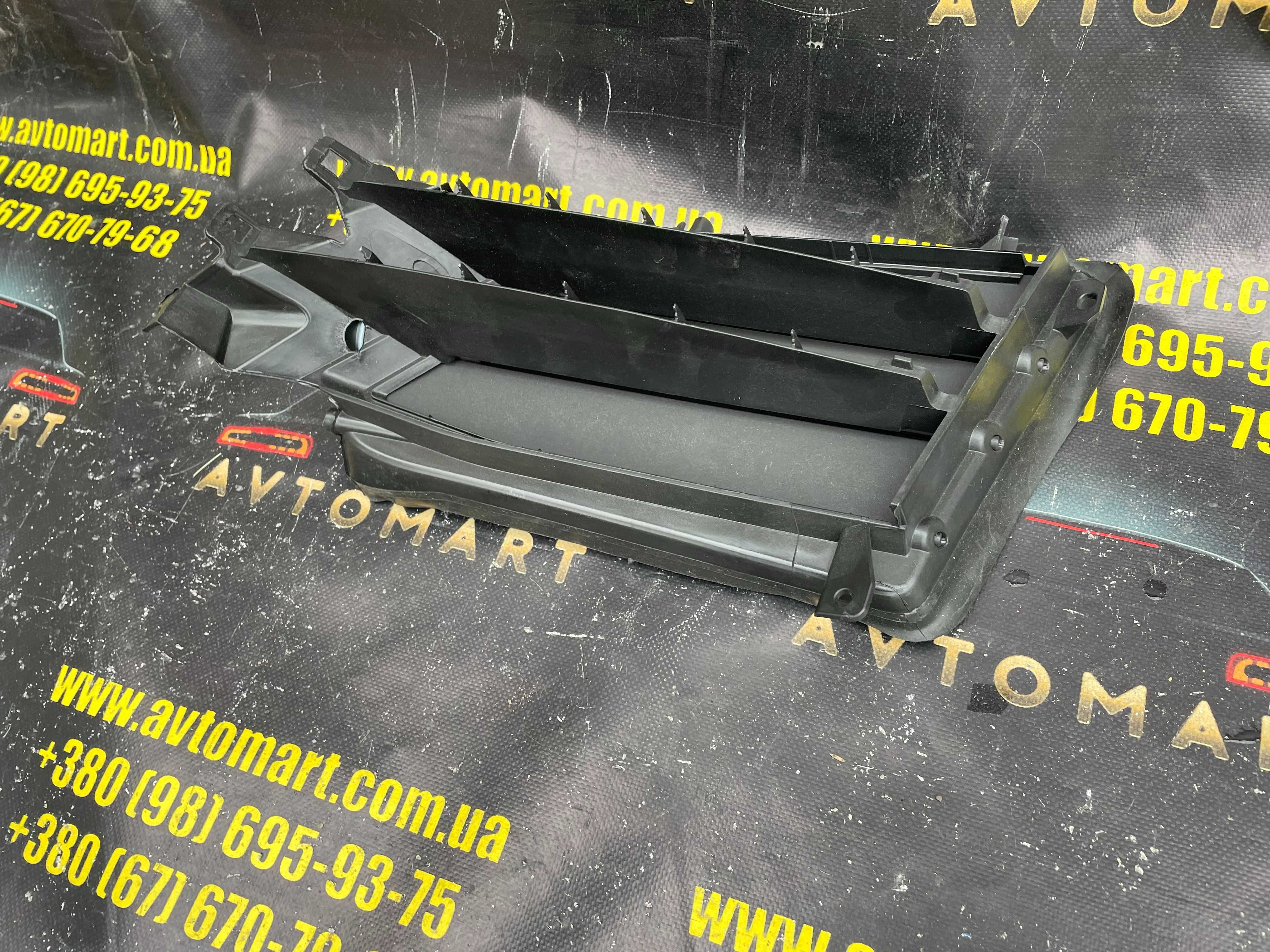 Люверс активний лівий Tesla Model S рестайл 2016р- 1057851-00-J